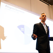 Tandlæge og konsulent Jesper Hatt underviser tandlæger i patientkommunikation og salg i forbindelse med clear aligner behandlinger som Invisalign, ClearCorrect, SureSmile og Spark