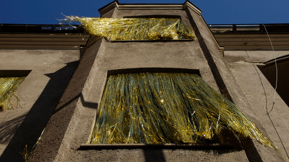 Kunst Installation im öffentlichen raum berlin, goldene Revuevorhänge, Goldvorhänge , Rosenthaler Platz Brunnenstrasse, open space art, Berlin Gentrifizierung