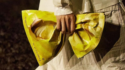 Balenciaga, Lay’s patates cipsi paketini moda aksesuarına dönüştürdü