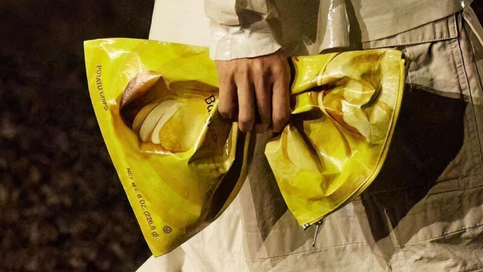 Balenciaga, Lay’s patates cipsi paketini moda aksesuarına dönüştürdü