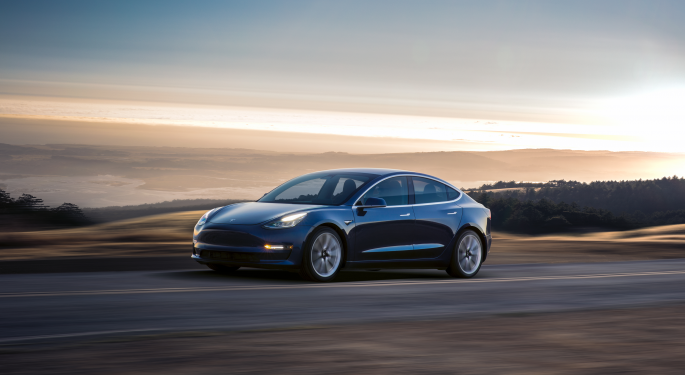 Tesla, yeni yazılım güncellemesiyle yeni güvenlik özellikleri ekliyor