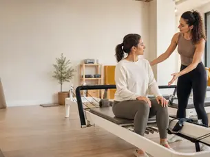 Ataşehir'de pilates stüdyosu seçerken eğitmen ve ders ortamını değerlendiren katılımcı