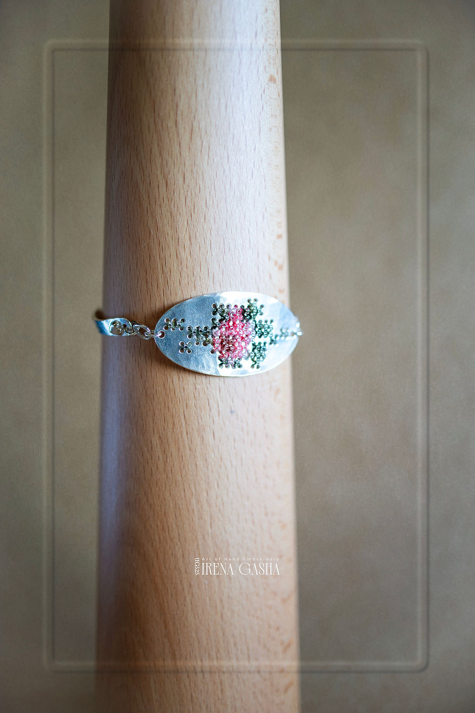 Thumbnail: Handmade silver bracelet (17 cm) with embroidered rose motif in glass beads, inspired by traditional cross-stitch, with 585 g