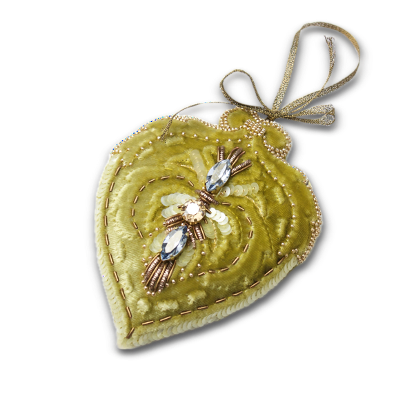 Green velvet heart-shaped ornament decorated with relief Luneville embroidery, silver beads, and delicate ribbon accents.
Zaļš, sirds formas samta dekors ar reljefu veidotu ar Lunevilles āķa izšuvumu, dekorētu ar pērlītēm, kristāliem un fliteriem. 
Зеленый бархатный декор в форме сердца с рельефом, выполненным люневильской вышивкой крючком, украшен бисером, кристаллами и пайетками.
