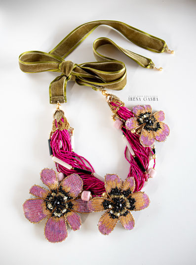 A transformable necklace that can be worn in different ways, even as a belt around the waist. The base of the necklace is made of antique tube beads. The velvet ribbon allows you to adjust the length of the necklace.

In the flower embroidery, sequins, crystals, and beads are used. The removable parts of the necklace’s base are antique glass components.
