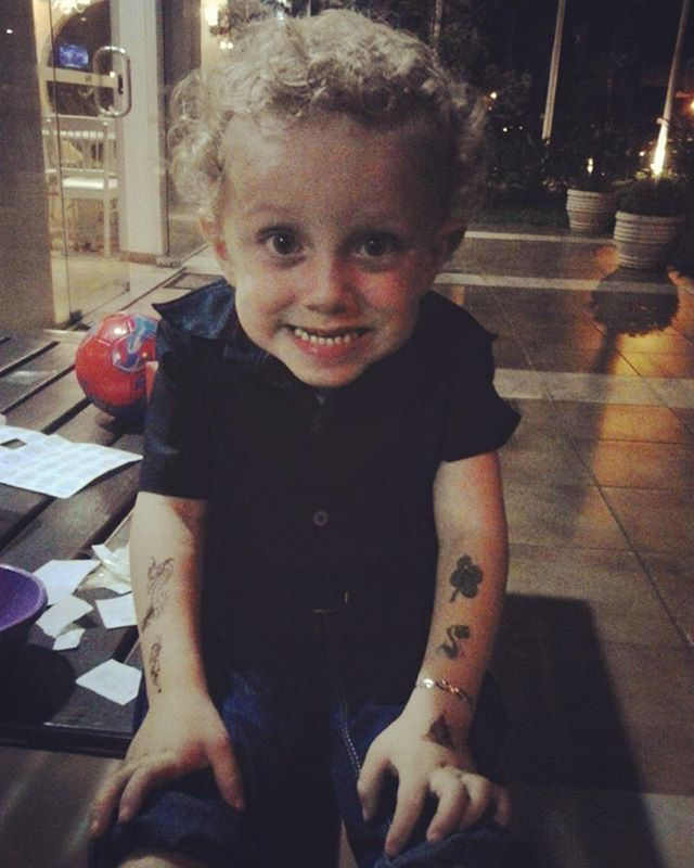 😆🙌 Olha minhas tatuagens!!!!!!_#recameleca #tatuagem #criancaétudodebom #metropolitan #sorrisíneo