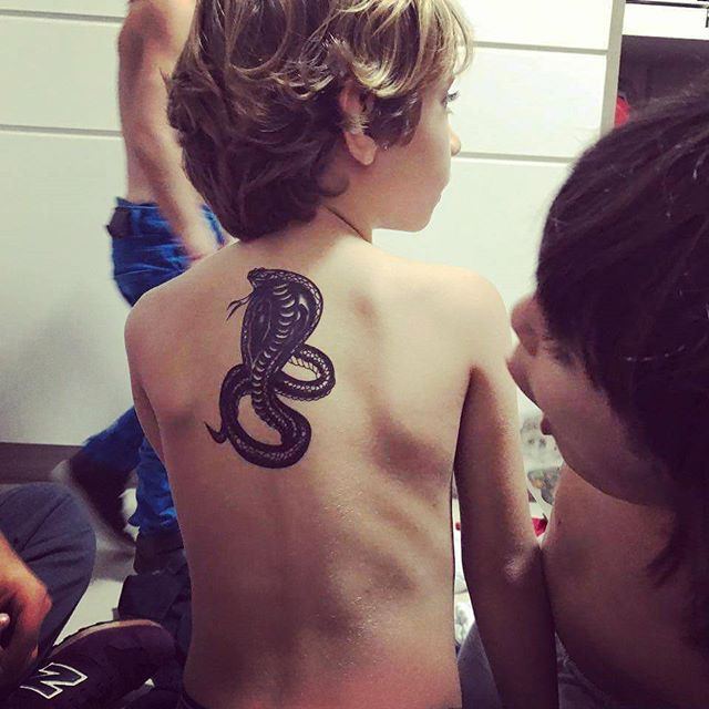 Sessão de tatuagem na festa do pijama!!! De mentirinha 😆_#recameleca #recreação #tatuagem #nemdói #