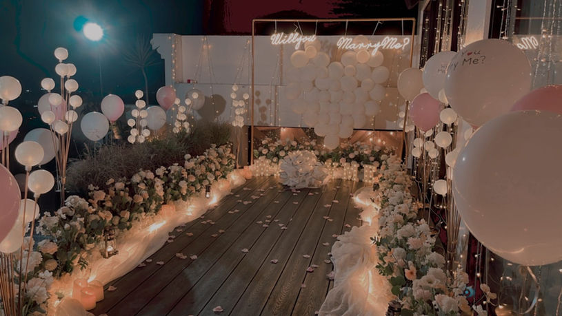 Marriage proposal setup in the outdoor area of Taichung’s Tiao Gao night view restaurant.