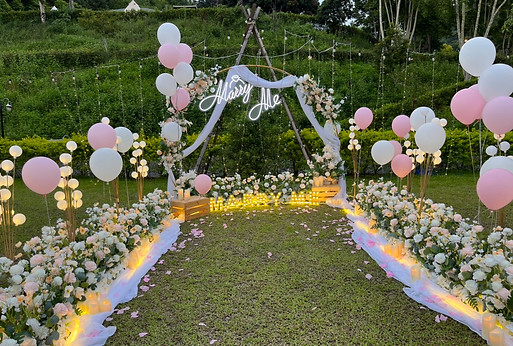 白紗花藝燈飾走道 | 露營區求婚佈置建議、戶外求婚好嗎