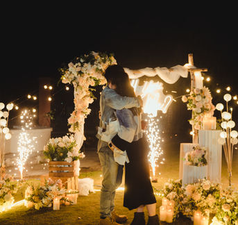戶外求婚,戶外求婚布置,木頭求婚布置,自然系求婚布置,求婚花藝,求婚木頭架,冷光煙火,地面煙火,美式布置,美式求婚布置,求婚燈飾,求婚燈光,求婚布置設計,求婚字版燈,求婚策畫,求婚拍照,求婚平面攝影