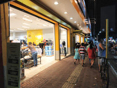 Paulistas pretendem gastar até R$ 300 em presentes de Natal e maioria irá pagar com PIX