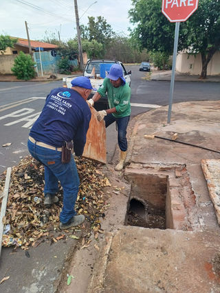 Prefeitura intensifica limpeza de bueiros e galerias de águas pluviais