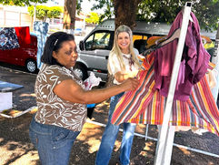 Varal Solidário entrega aproximadamente 1000 peças de roupas e calçados na Praça João Caparroz em Jales