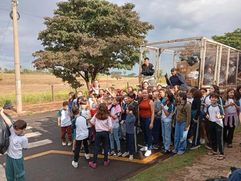 Alunos da E.M. Profª Iracema Pinheiro Candeo - Lola protagonizam ação em defesa do meio ambiente