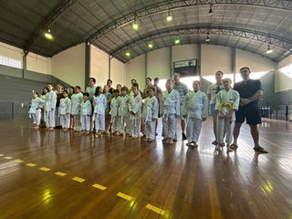 Projeto de Extensão de Karatê do UNIJALES celebra exame de graduação de faixas com alunos infanto-juvenis