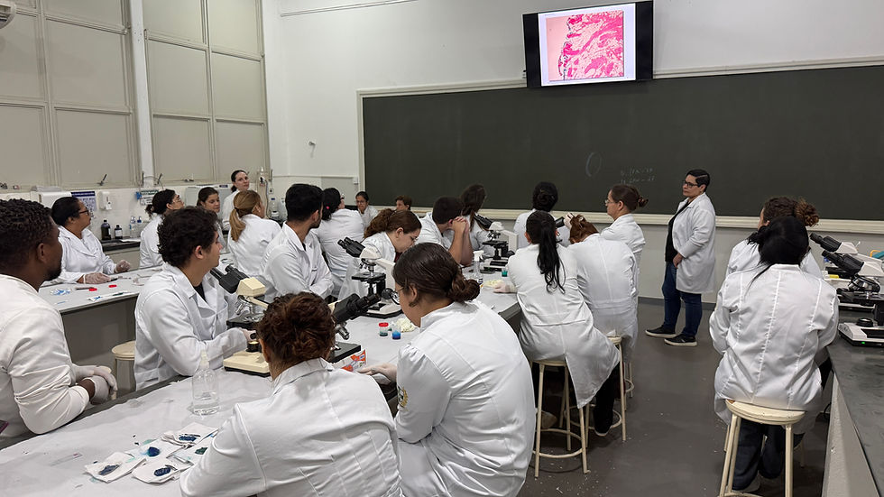Minicurso apresenta aos alunos de Biomedicina atuação na área de patologia hospitalar