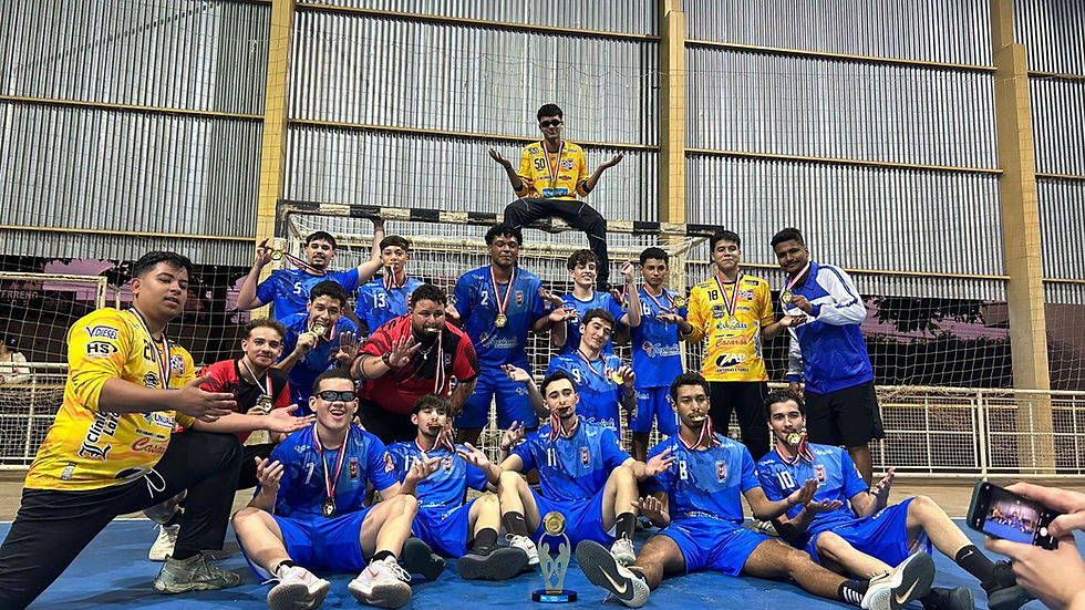 Atual campeã dos Jogos Regionais, a equipe de Handebol Masculino Sub-21 integra a delegação de Jales que disputará a edição de 2026 da competição. Na foto, parte dos atletas com o treinador Eduardo Matheus, o "Du Bola", e o chefe da delegação, João Roberto da Rocha, o "Porquinho"