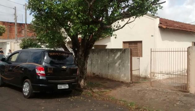 Carro funerário em frente ao local do crime
