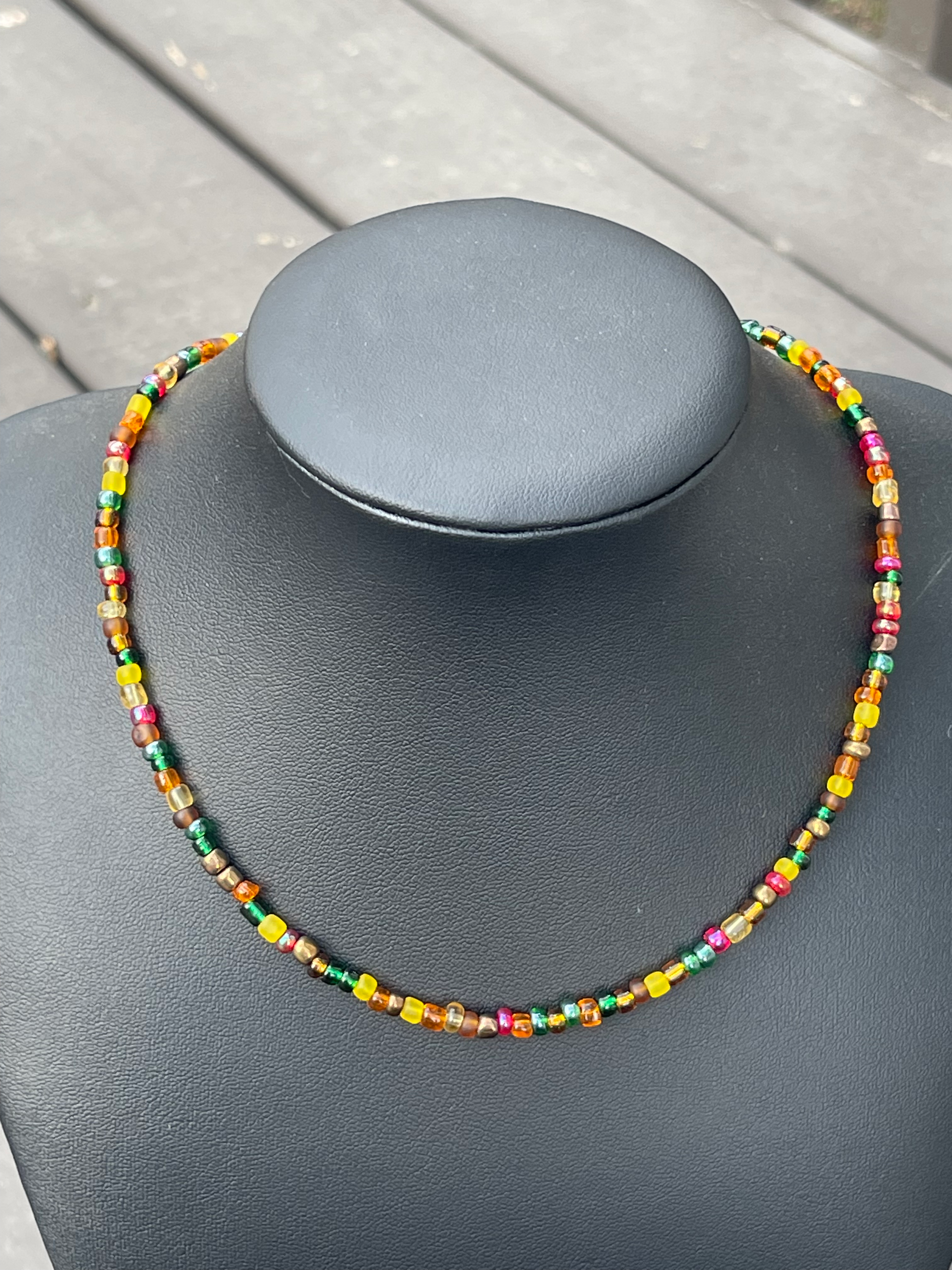 Multicolored adjustable choker 