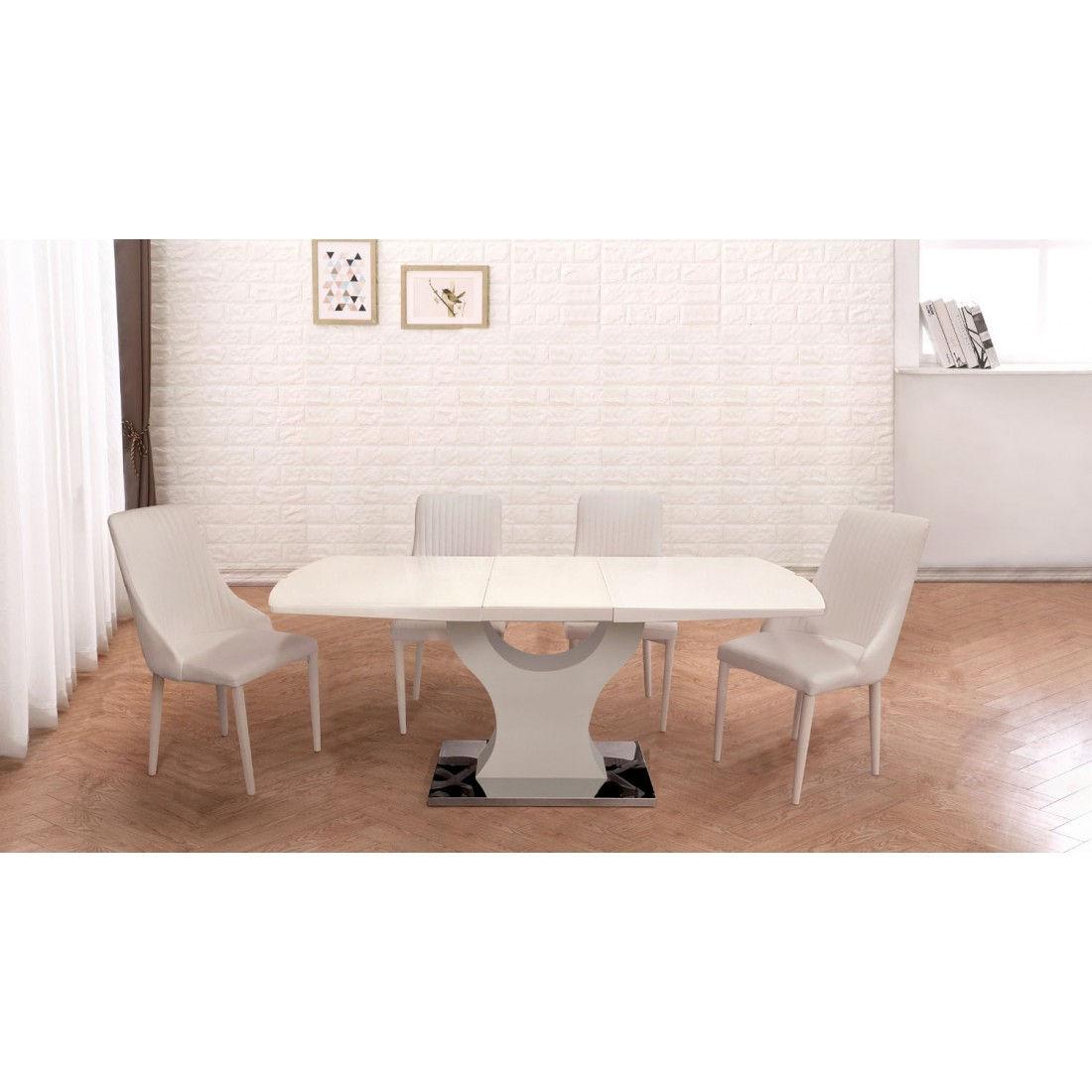 Деревянный обеденный стол