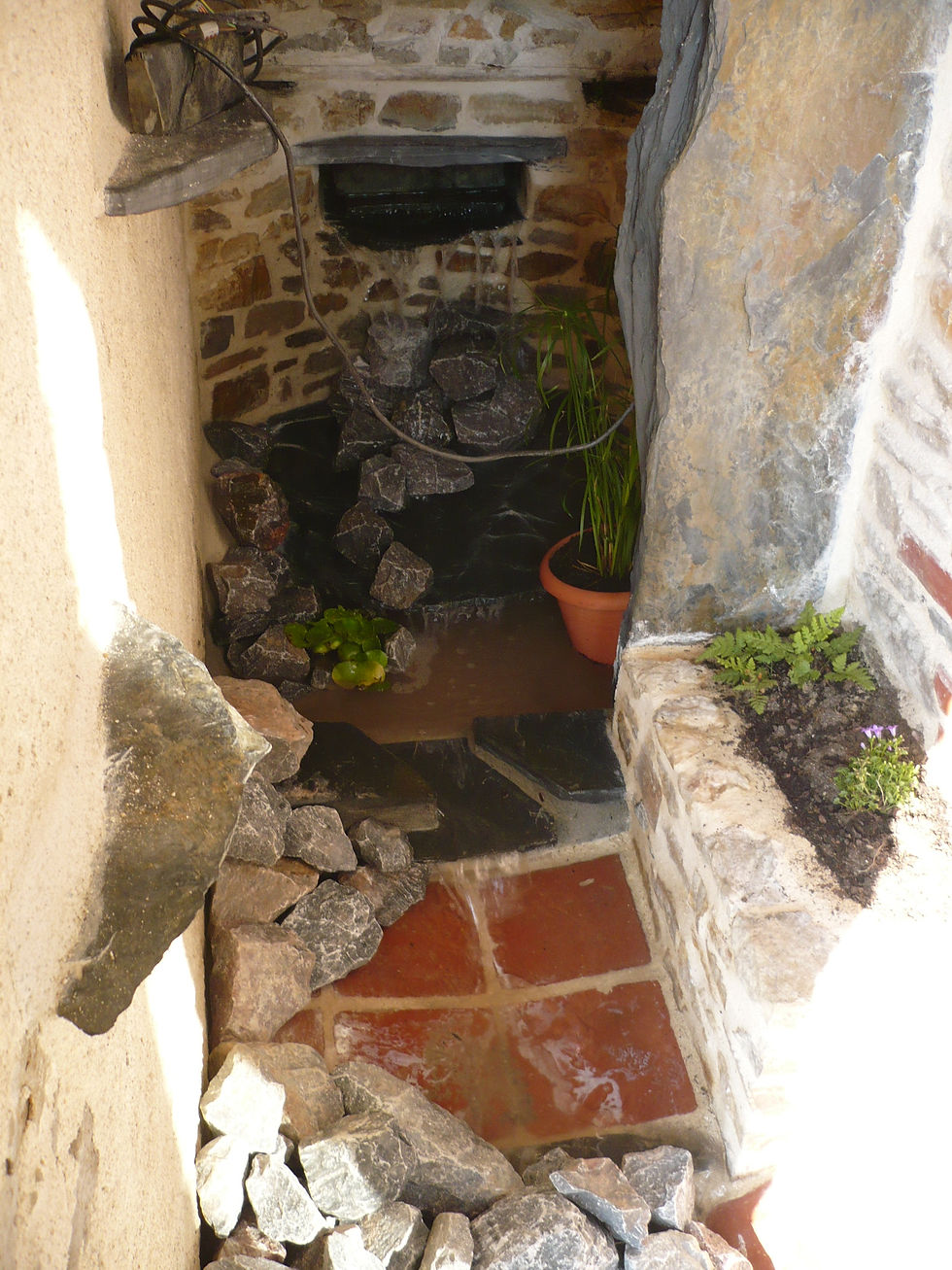 Fontaine sous escalier extérieur