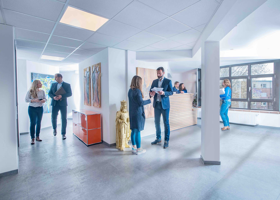 Co&Reimer Team bei Steuerberatertätigkeit im Büro