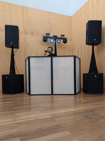 DJ Mike am DJ-Pult bei einer Hochzeit am Attersee – Professioneller Sound und Party-Stimmung in OÖ