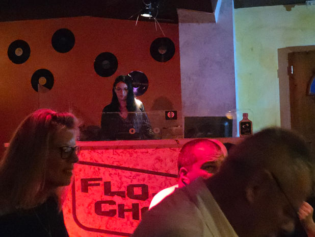 DJane Nicole live im Club-Einsatz – Professionelle Performance und Party-Erfahrung für euer Event