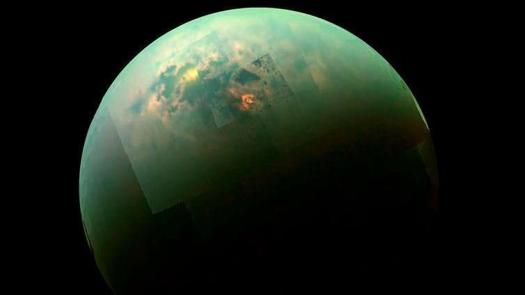 Una de las lunas de Saturno, Titán, posee metano líquido en su superficie, que se recircula en ciclos similares a los del agua en la Tierra. Se cree que podría albergar vida.