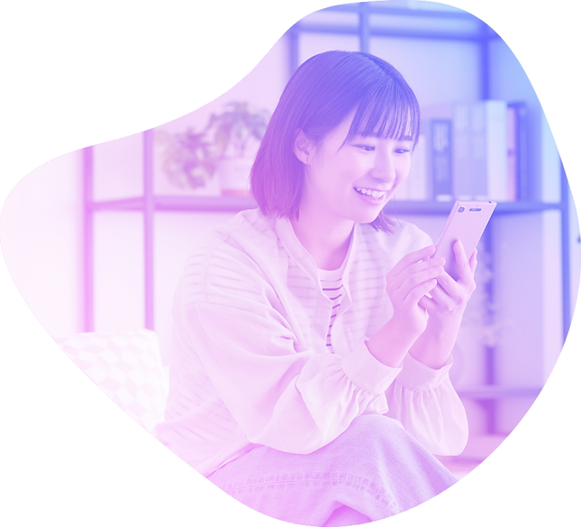 スマホでSNSを閲覧している女性
