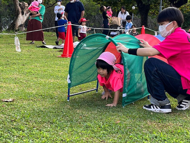 親子レクレーションを楽しむきらきら保育園の園児のお写真