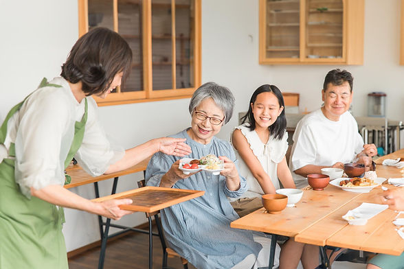 おばあさんに羅漢果調味料で料理作り笑顔になった写真