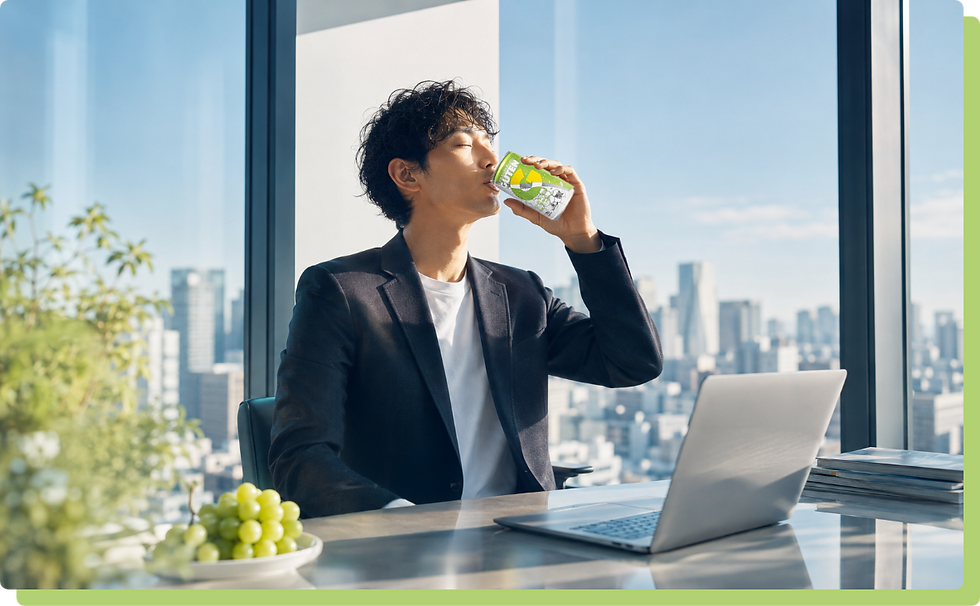 透き通った味わいのスパークリングプロテインGUTENを高層オフィスで飲むビジネスマン