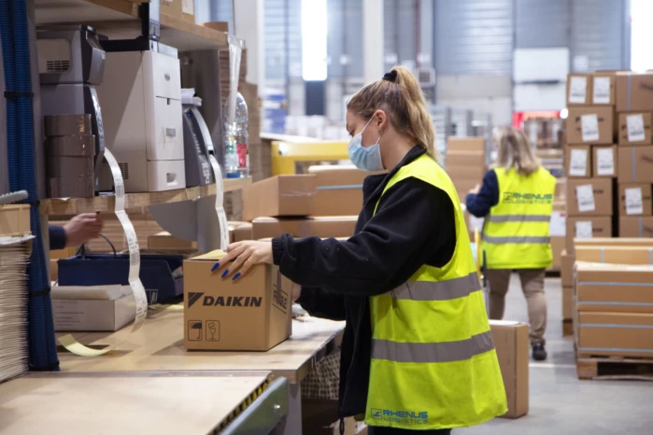 Пакувальник одягу на склад Zara