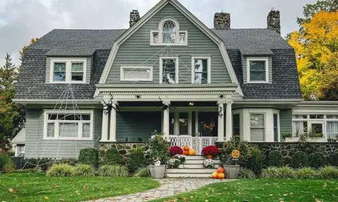 A beautiful house that is big and green 