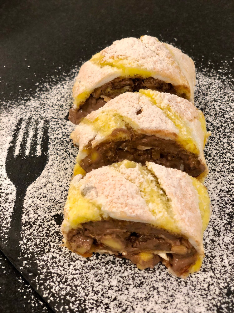 Schoko-Mango-Roulade