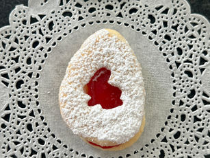 Zarte Ostereier-Kekse aus Mürbeteig mit fruchtiger Füllung