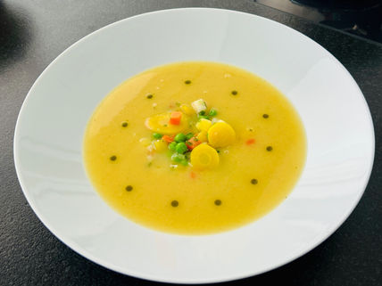 Gemüse-Suppe mit Curry & Bärlauch-Öl
