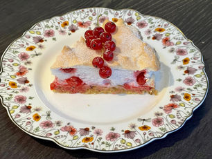 Nuss-Tarte mit Ribiselbaiser