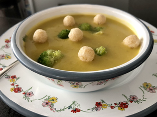 Brokkoli-Creme-Suppe mit Erbsenbällchen
