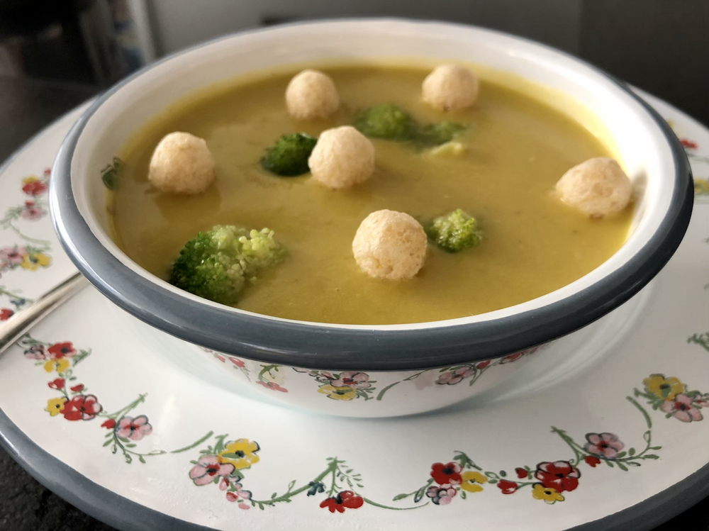 Brokkoli-Creme-Suppe mit Erbsenbällchen