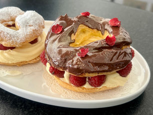 Cremeringe aus Brandteig mit feiner Vanille-Creme und Himbeeren