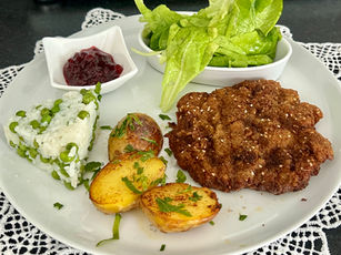 Lamm-Schnitzel in Kräuterpanade mit Bratkartoffeln & Risi-Bisi