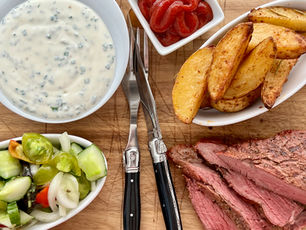 Steak mit Holzfäller-Pommes, Zwiebel-Rahm Sauce & Bauernsalat
