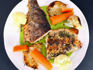 Lachsforelle auf Erbsencreme mit Sellerie-Steaks