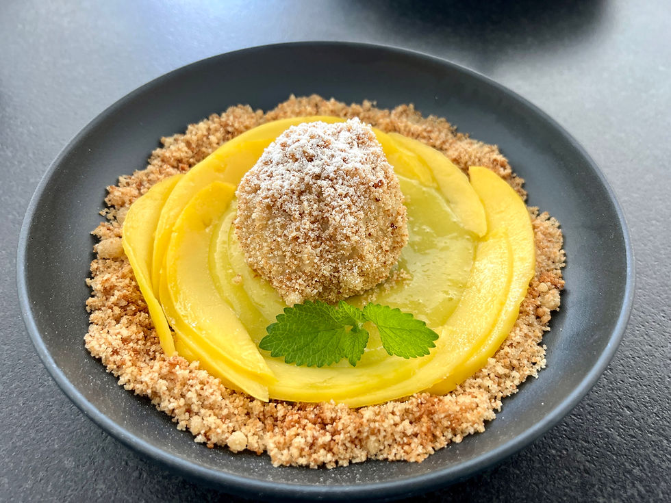 Feigen-Knödel umhüllt mit süßen Brösel auf Mango Soße ❤️