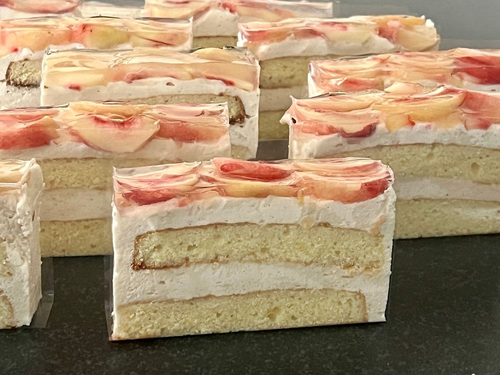 Weisse Pfirsich-Mousse-Schnitten