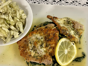 Überbackenes Schnitzel auf Blattspinat mit Mandeln ❤️