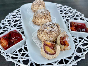 Low Carb: Zwetschkenknödel mit Nussbrösel