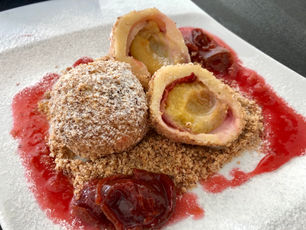 Dinkel-Topfen-Zwetschk(g)ne Knödel mit Mandelbrösel und Marzipan Kern ❤️